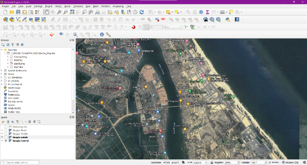 Nền Google Hybrid hiện trong khung bản đồ QGIS: ảnh vệ tinh khu đô thị ven sông kèm tên đường và địa danh